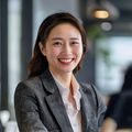 王芳，磁力金牛客户成功负责人，亲切温和的女性，正在与客户进行视频沟通，展现出专业的服务态度
